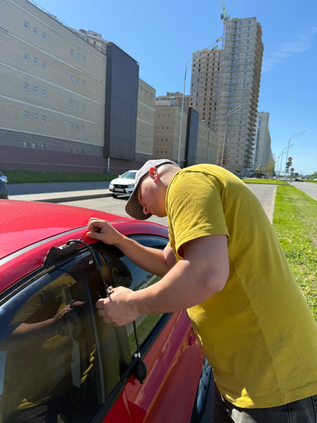 Аварийное вскрытие автомобиля мастером в Кудрово 